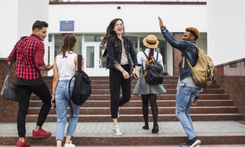 etudiants-posant-dans-escaliers-marche